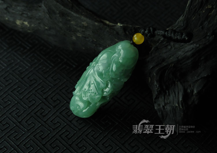 糯冰种晴水缅甸翡翠鱼龙挂件