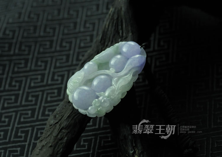 糯冰种紫罗兰飘花缅甸翡翠“年年有余”挂件