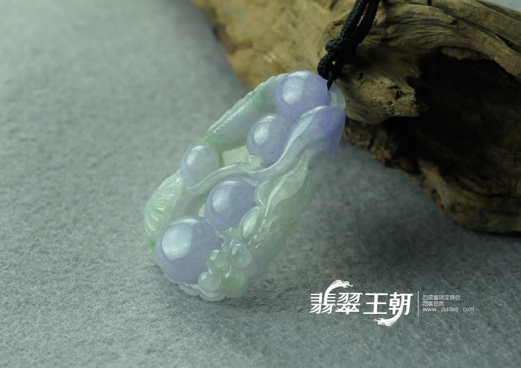 糯冰种紫罗兰飘花缅甸翡翠“年年有余”挂件