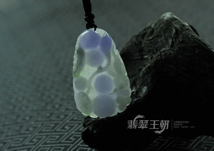 糯冰种紫罗兰飘花缅甸翡翠“年年有余”挂件
