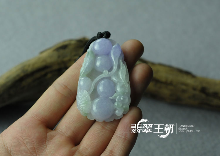 糯冰种紫罗兰飘花缅甸翡翠“年年有余”挂件