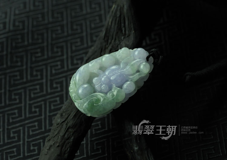 糯冰种紫罗兰飘花缅甸翡翠“年年有余”挂件