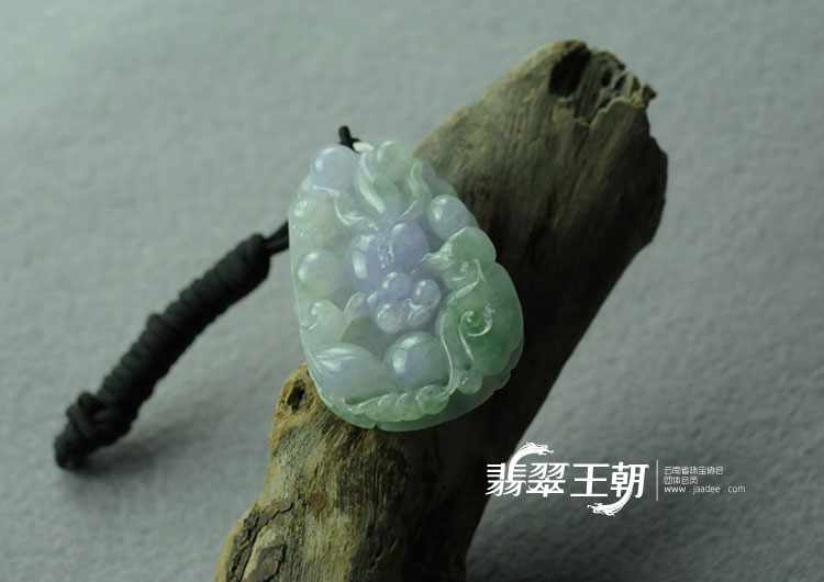 糯冰种紫罗兰飘花缅甸翡翠“年年有余”挂件