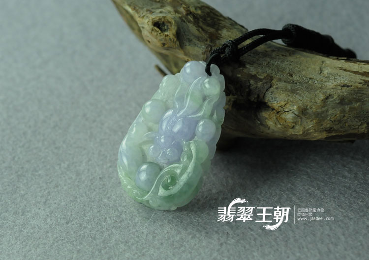 糯冰种紫罗兰飘花缅甸翡翠“年年有余”挂件