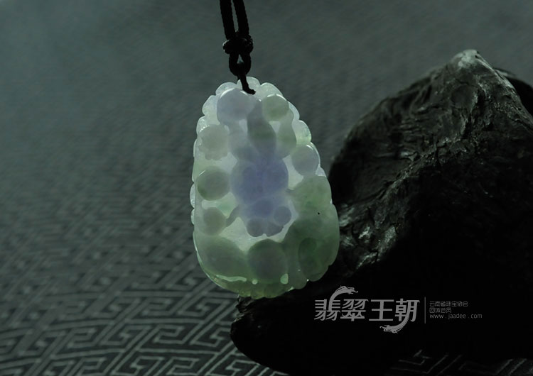 糯冰种紫罗兰飘花缅甸翡翠“年年有余”挂件