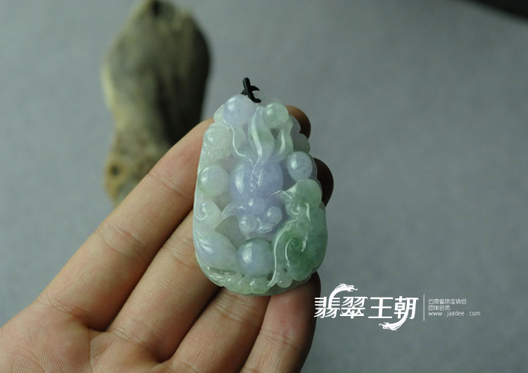 糯冰种紫罗兰飘花缅甸翡翠“年年有余”挂件