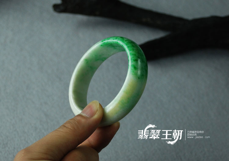 细糯种正阳绿带黄翡缅甸翡翠手镯（55.1）