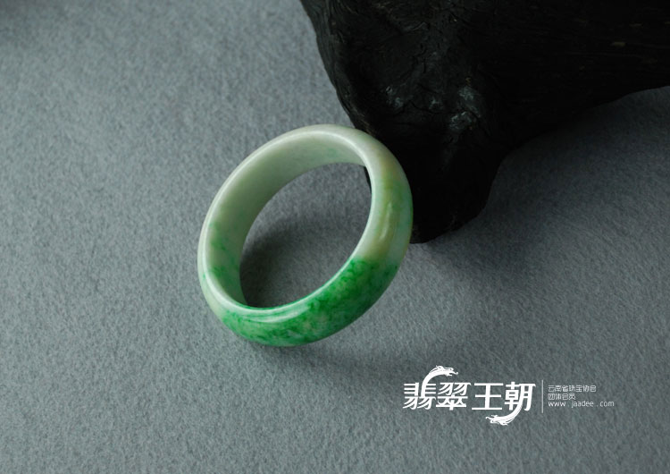 细糯种正阳绿带黄翡缅甸翡翠手镯（55.1）