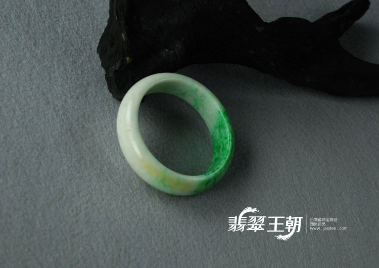 细糯种正阳绿带黄翡缅甸翡翠手镯（55.1）