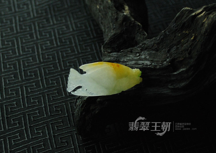 糯冰种黄加绿缅甸翡翠鱼挂件