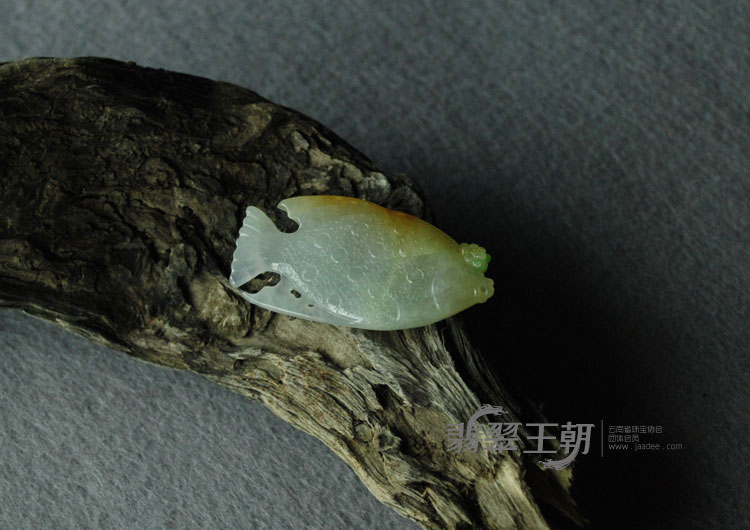 糯冰种黄加绿缅甸翡翠鱼挂件