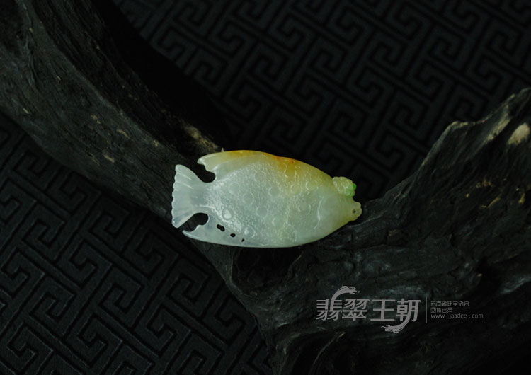 糯冰种黄加绿缅甸翡翠鱼挂件