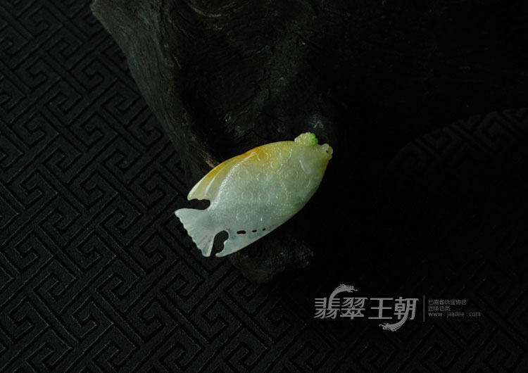 糯冰种黄加绿缅甸翡翠鱼挂件