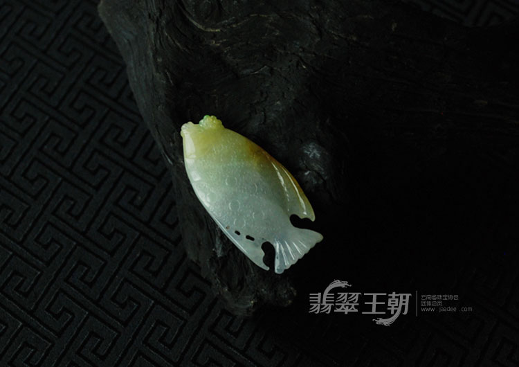 糯冰种黄加绿缅甸翡翠鱼挂件