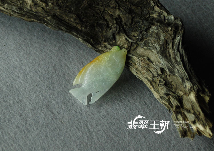 糯冰种黄加绿缅甸翡翠鱼挂件