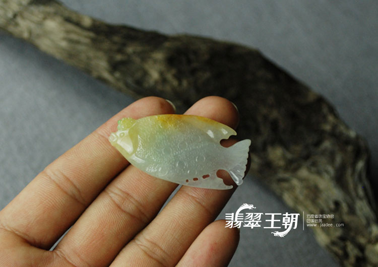 糯冰种黄加绿缅甸翡翠鱼挂件