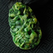 细糯种黄加绿缅甸翡翠“神龙戏珠”挂件