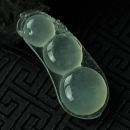 玻璃种缅甸翡翠四季豆挂件