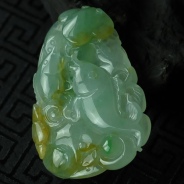 冰种黄加绿缅甸翡翠“年年有余”挂件