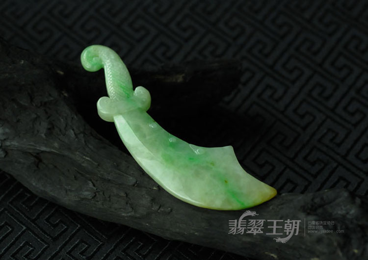 糯冰种黄加绿缅甸翡翠“威武刀”挂件