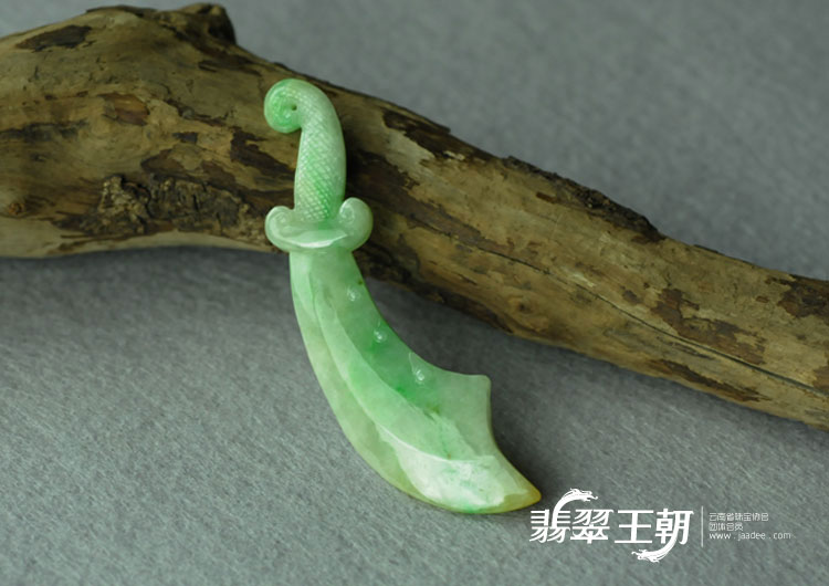 糯冰种黄加绿缅甸翡翠“威武刀”挂件