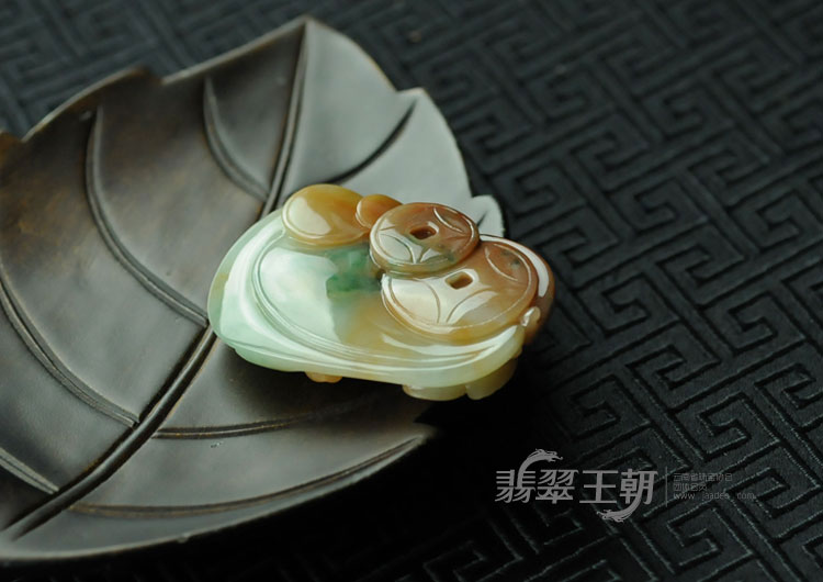 糯冰种红翡飘花缅甸翡翠“蝶戏牡丹”挂件