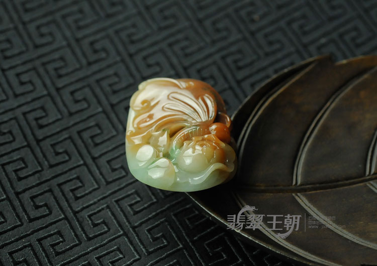 糯冰种红翡飘花缅甸翡翠“蝶戏牡丹”挂件