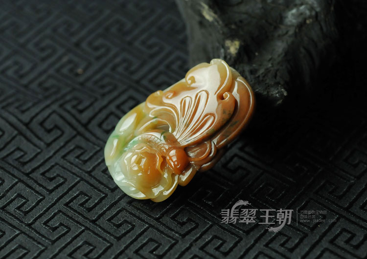 糯冰种红翡飘花缅甸翡翠“蝶戏牡丹”挂件