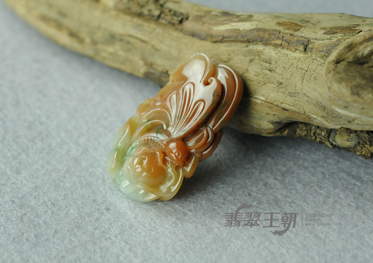 糯冰种红翡飘花缅甸翡翠“蝶戏牡丹”挂件