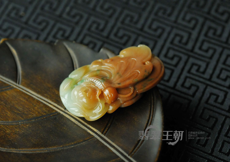 糯冰种红翡飘花缅甸翡翠“蝶戏牡丹”挂件