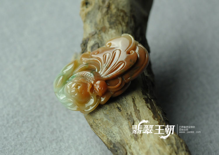 糯冰种红翡飘花缅甸翡翠“蝶戏牡丹”挂件