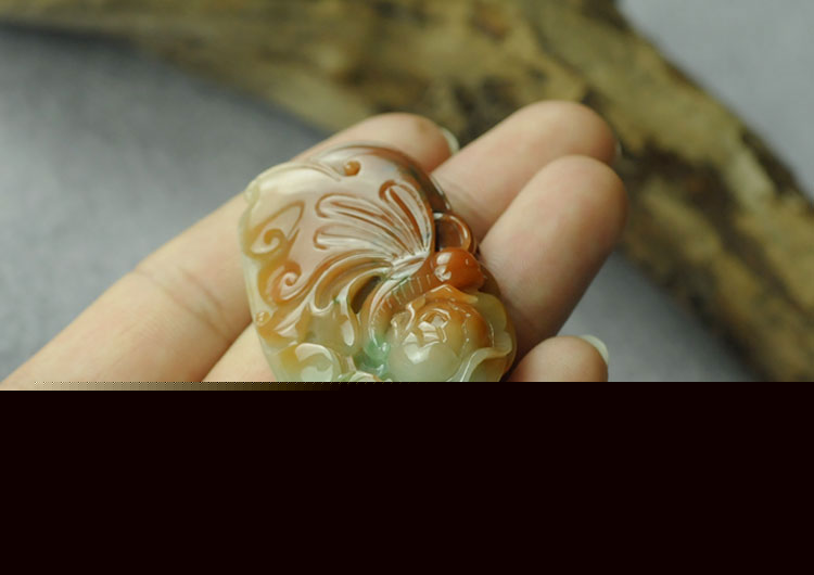 糯冰种红翡飘花缅甸翡翠“蝶戏牡丹”挂件