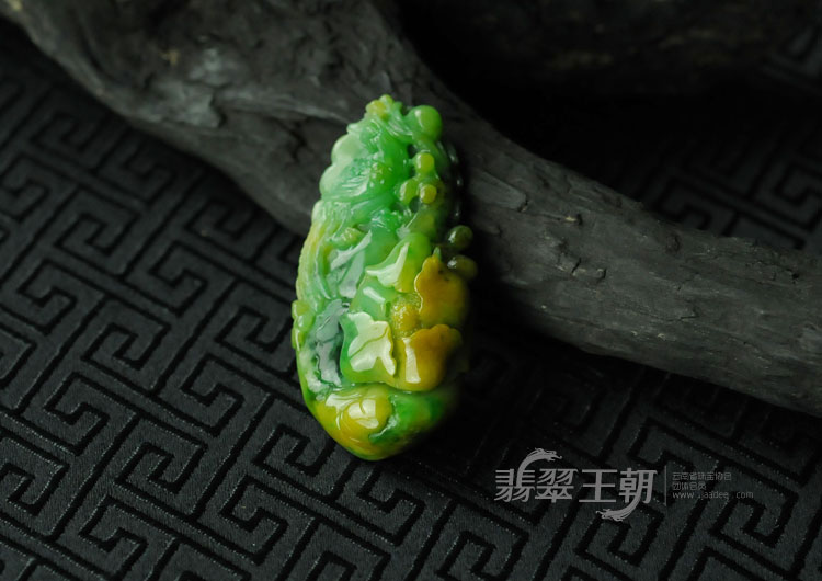糯冰种黄加绿缅甸翡翠“花开富贵”挂件
