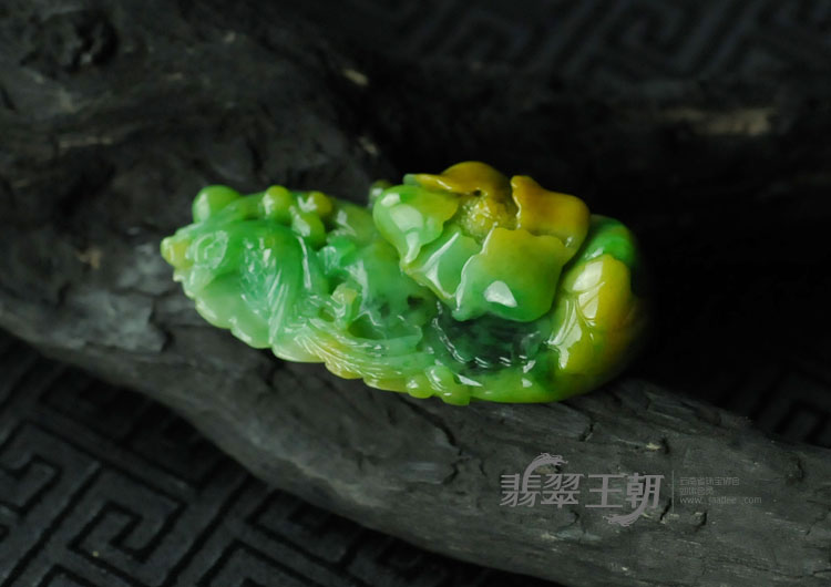 糯冰种黄加绿缅甸翡翠“花开富贵”挂件
