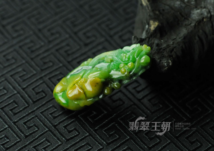 糯冰种黄加绿缅甸翡翠“花开富贵”挂件