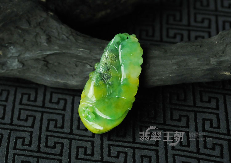 糯冰种黄加绿缅甸翡翠“花开富贵”挂件
