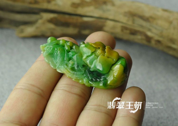 糯冰种黄加绿缅甸翡翠“花开富贵”挂件