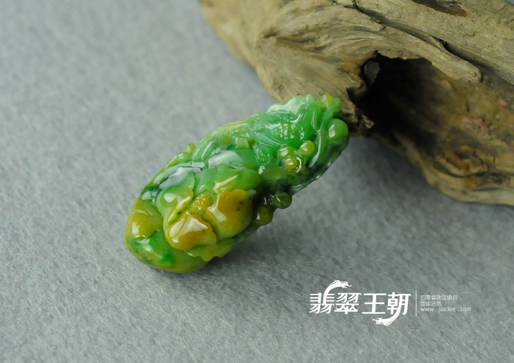 糯冰种黄加绿缅甸翡翠“花开富贵”挂件
