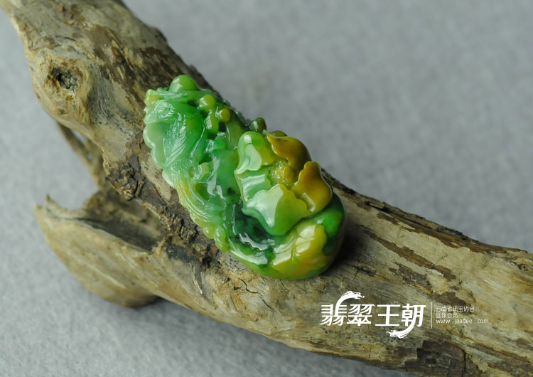 糯冰种黄加绿缅甸翡翠“花开富贵”挂件