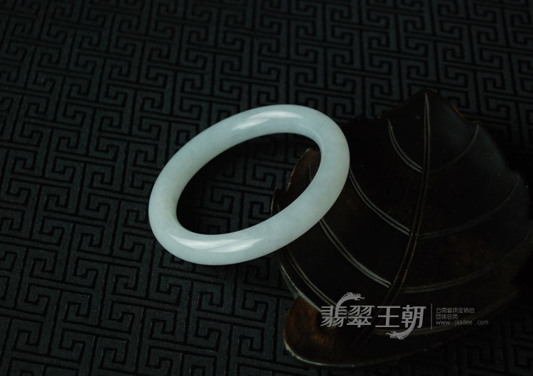糯冰种淡紫罗兰缅甸翡翠圆条手镯（53.7）
