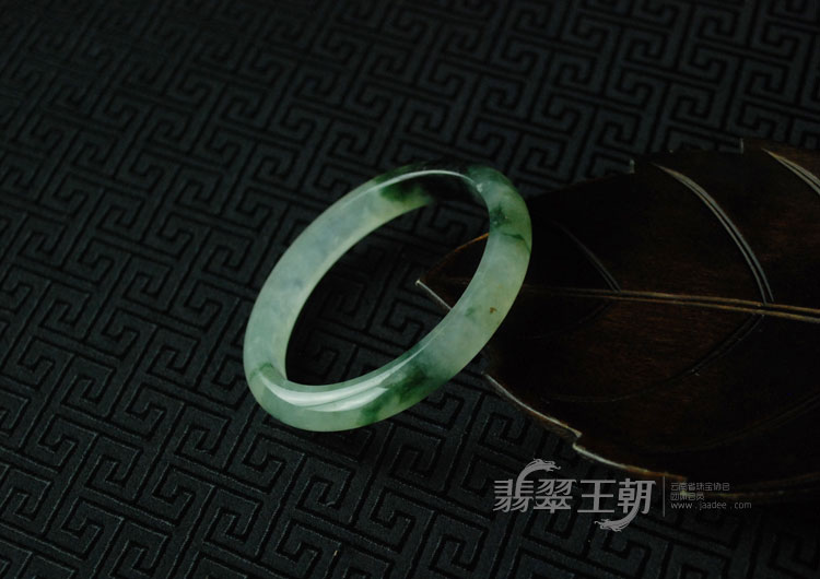冰种飘花缅甸翡翠贵妃镯（53.1-47.9）