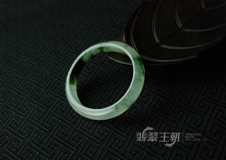 冰种飘花缅甸翡翠贵妃镯（53.1-47.9）