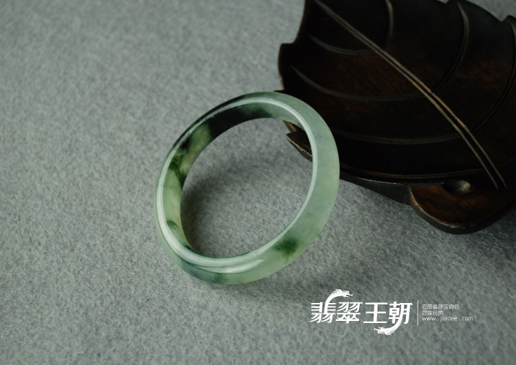 冰种飘花缅甸翡翠贵妃镯（53.1-47.9）