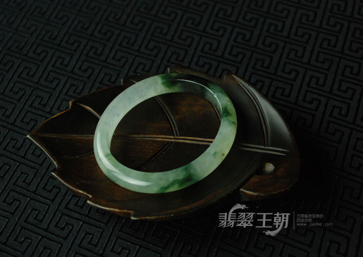 冰种飘花缅甸翡翠贵妃镯（53.1-47.9）