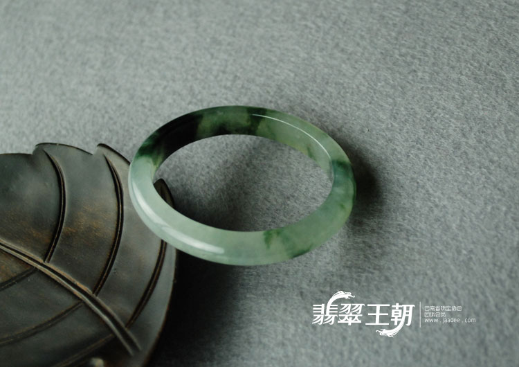 冰种飘花缅甸翡翠贵妃镯（53.1-47.9）