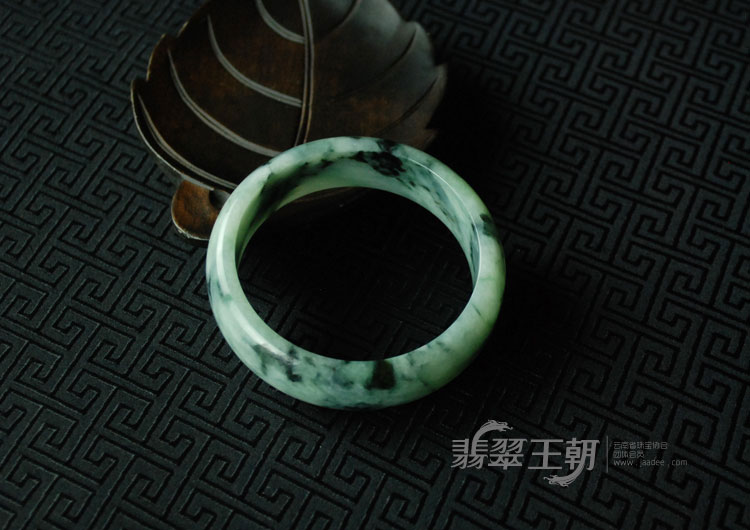糯冰种青色飘花缅甸翡翠手镯（57.9）