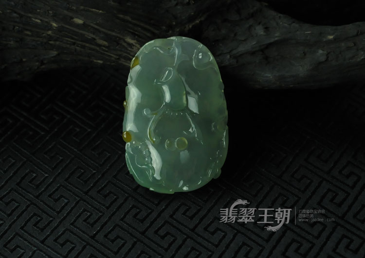 冰种晴水略带黄翡缅甸翡翠“金玉满堂”挂件