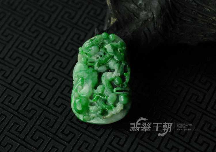 细糯种瓜皮绿缅甸翡翠龙牌挂件