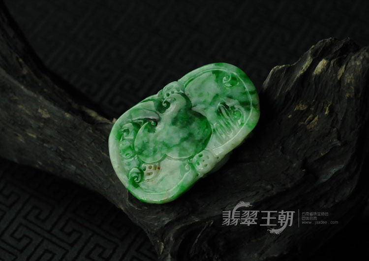 细糯种瓜皮绿缅甸翡翠龙牌挂件