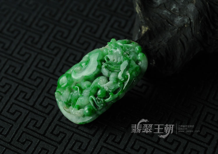 细糯种瓜皮绿缅甸翡翠龙牌挂件
